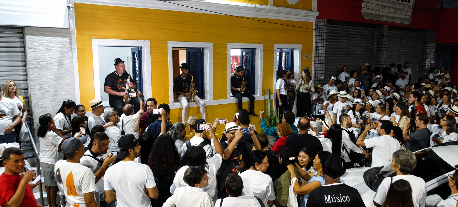 Registro aéreo de evento diante de uma parede amarela
